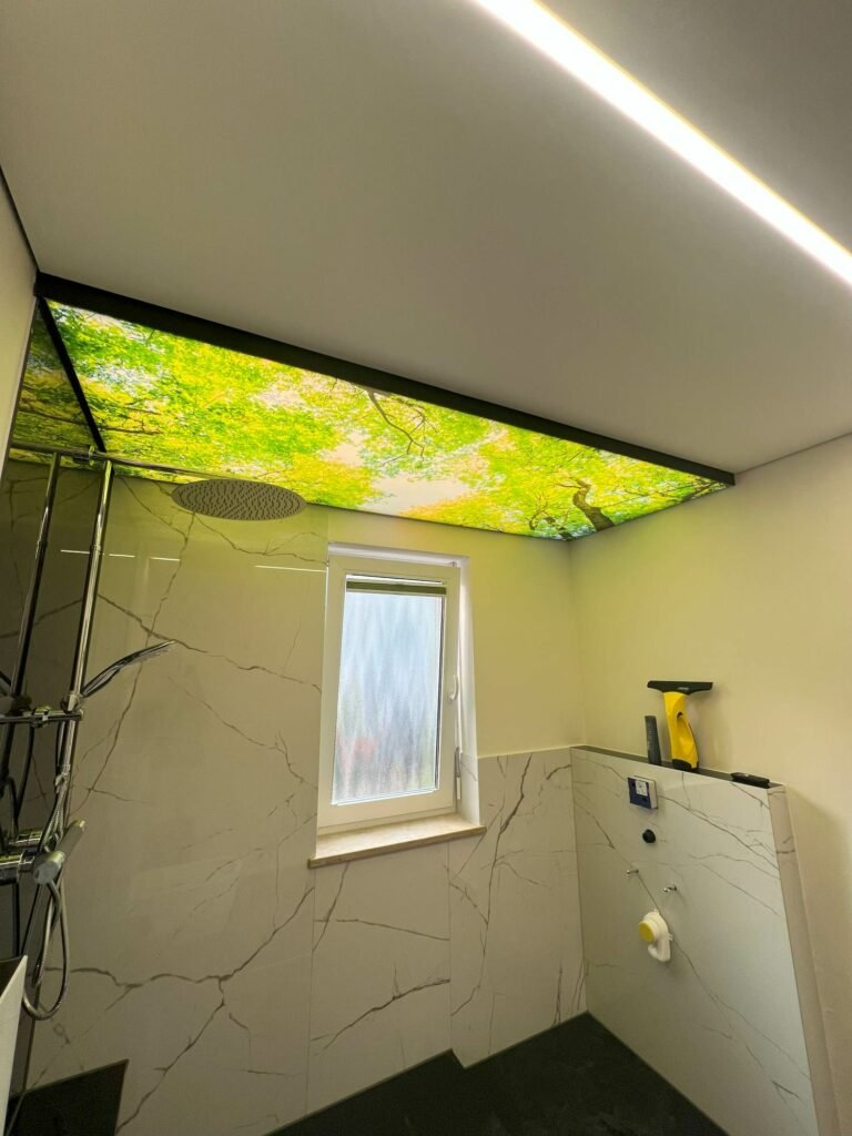 Spanndecke mit Fotodruck und LED-Licht im modernen Badezimmer