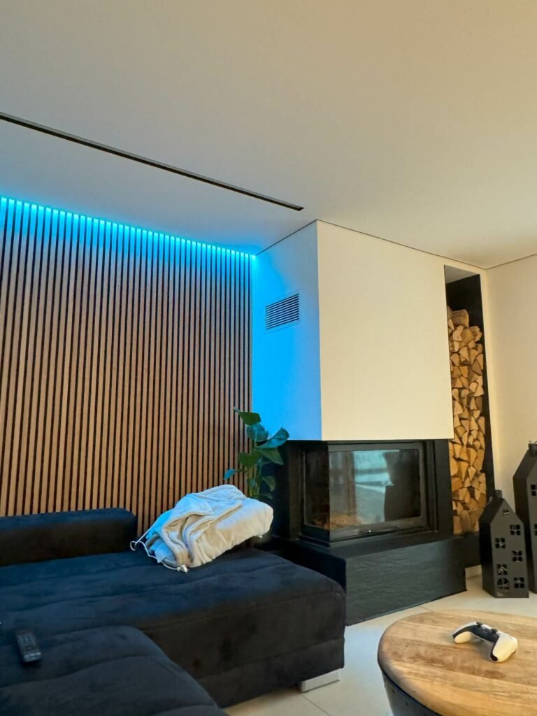 Moderne Spanndecke mit blauer LED-Lichtlinie im Wohnzimmer