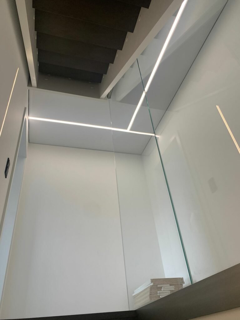 Moderner Flur mit Spanndecke und LED-Lichtlinien