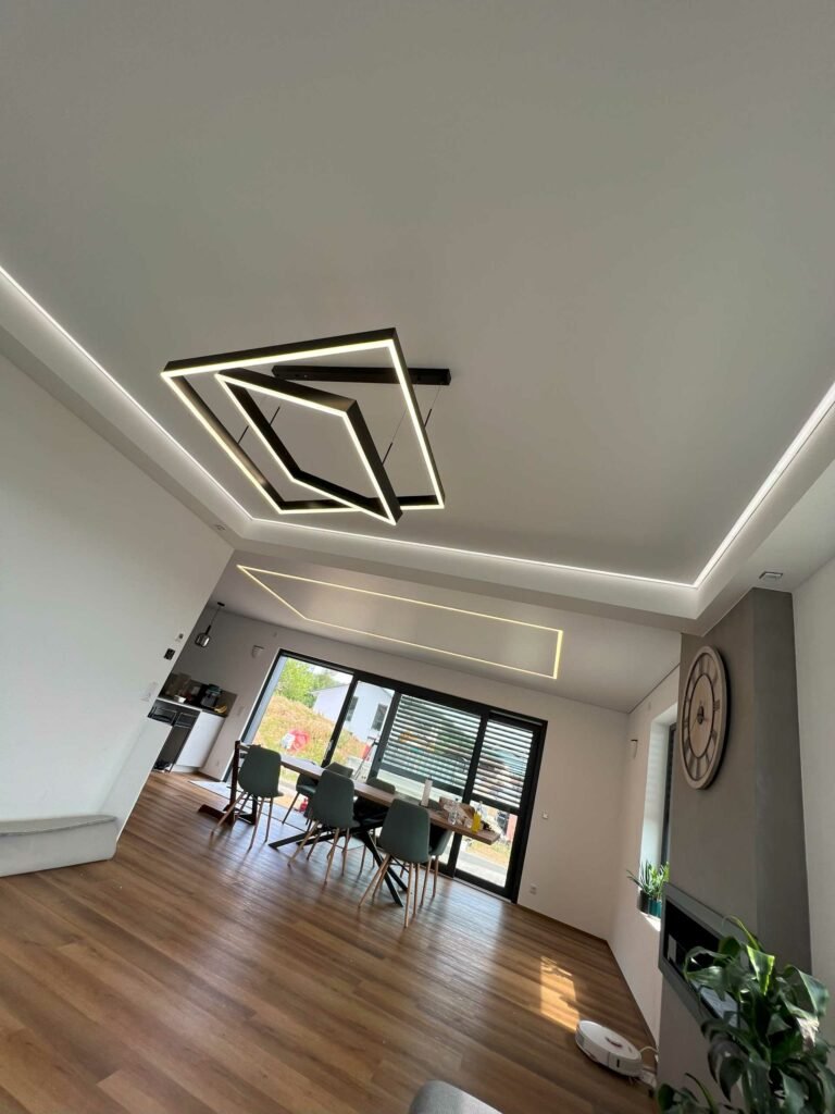 Wohnzimmer mit Spanndecken